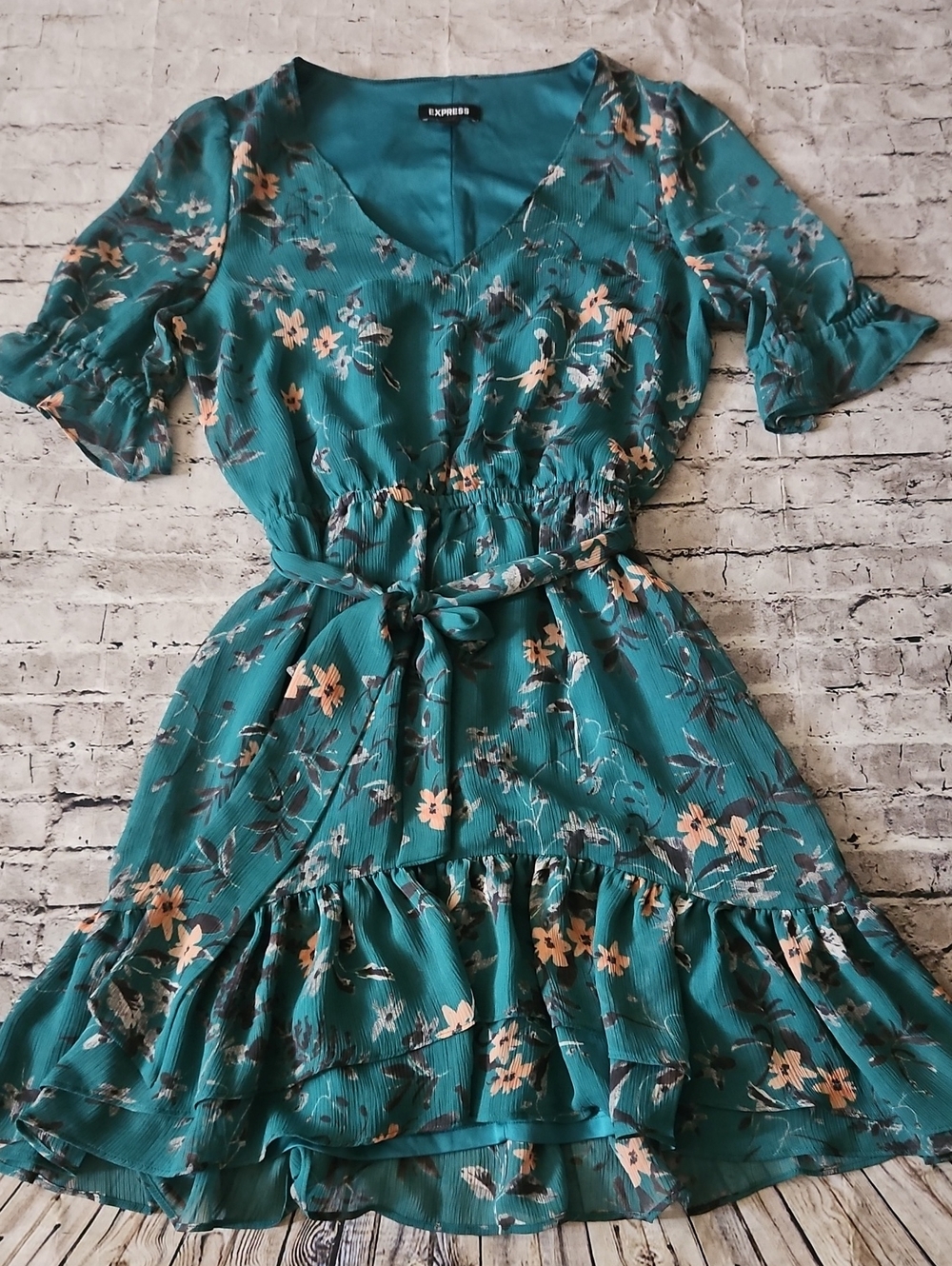 Express Green Floral Print Short Sleeve Ruffle Skirt V Neck Dress Size XS